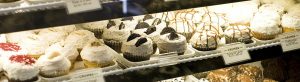 bake-shop-cupcakes-display-617693_1920 - Bacsit